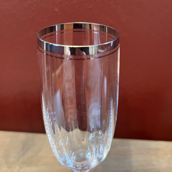2 Champagne Flutes with Silver Trim on Rims - Picture 3 of 6